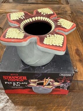 Stranger Things Demogorgon Pen & Plant Pot Portapenne Piante Paladone Products